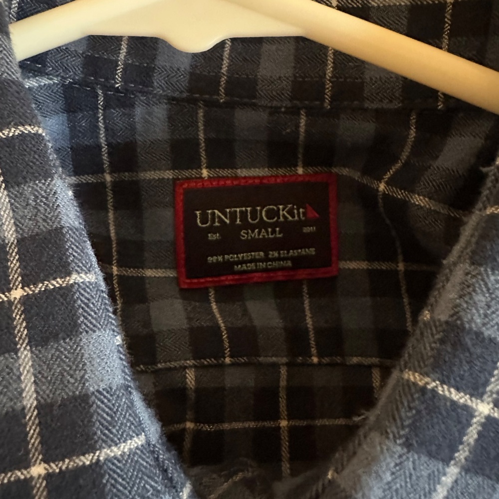 Untuckit - Picture 2 of 3